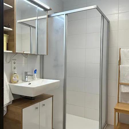 Near Main Train Station Apartment *